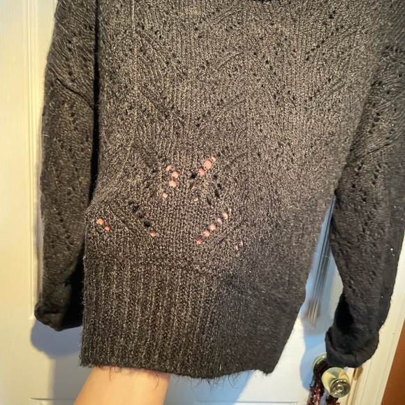 SOLD🌺Old Navy Black knit Crewneck🖤 - Picture 4 of 5